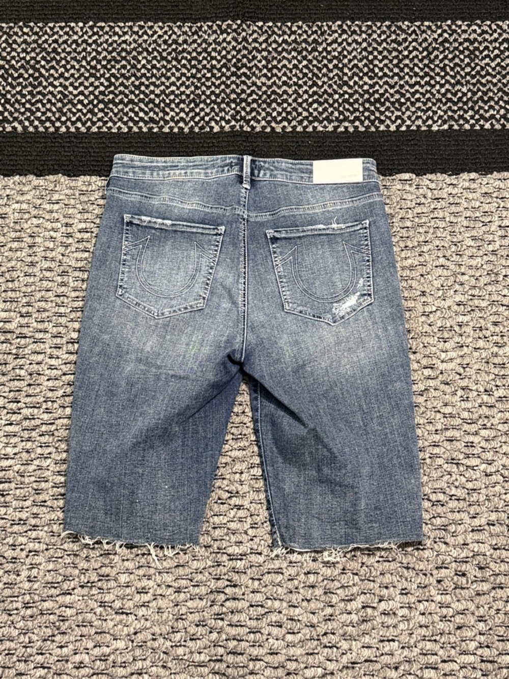 True Religion Riley Denim Shorts Women’s 32 Distressed Raw Hem Jorts Casual - Picture 2 of 7